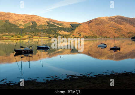 Loch Leven im Süden Ballachulish in der Nähe von Glen Coe, Argyll, Schottland. Perfekte Reflexionen in den frühen Morgenstunden gestochen scharfe klare Licht. Stockfoto