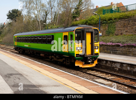 East Midlands Züge Eisenbahn Zug auf die Derwent Valley-Linie, die zwischen Nottingham Derby und Matlock in Derbyshire UK Stockfoto