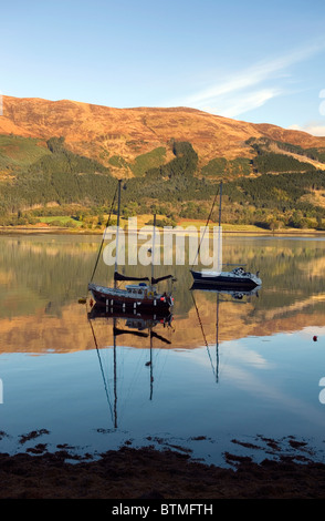 Loch Leven im Süden Ballachulish in der Nähe von Glen Coe, Argyll, Schottland. Perfekte Reflexionen in den frühen Morgenstunden gestochen scharfe klare Licht. Stockfoto