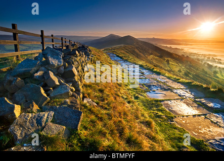 Sonnenaufgang über den großen Grat, verlieren Hill & Nebel gefüllt Hope Valley, Peak District National Park, Derbyshire, England, Vereinigtes Königreich Stockfoto