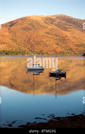 Loch Leven im Süden Ballachulish in der Nähe von Glen Coe, Argyll, Schottland. Perfekte Reflexionen in den frühen Morgenstunden gestochen scharfe klare Licht. Stockfoto