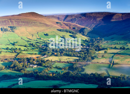 Das Dorf Edale & Edale Tal unterstützt durch Kinder Scout, Peak District National Park, Derbyshire, England, UK Stockfoto