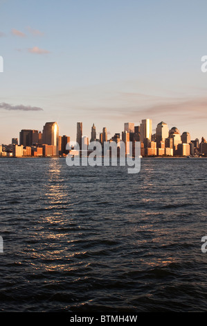 Blick auf das Finanzviertel von lower Manhattan über den Hudson River von Hoboken, New Jersey bei Sonnenuntergang. Stockfoto