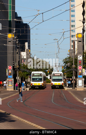 Dallas Area Rapid Transit (DART) Light Rail Züge treffen sich in der Innenstadt von Dallas, Texas. Stockfoto