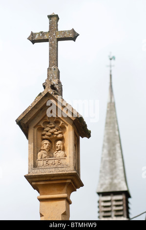 Market Square Cross mit St Edward Hall Turm im Hintergrund, Stow auf die würde, Cotswolds, Gloucestershire, England Stockfoto