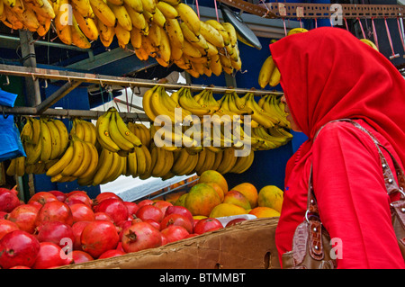 Indische Frauen kaufen produzieren in indoor Garküche in Singapur Stockfoto