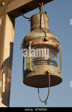 Alten altmodischen Laterne hängen entlang Holzboot andocken, Bar Harbor, Maine, USA Stockfoto