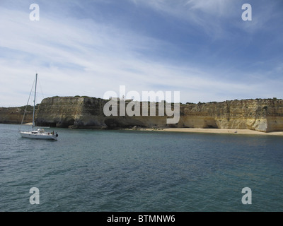 Eine Kreuzfahrt entlang der Küste der Westalgarve von Albufeira wo gibt es einige der besten Strände der Welt Stockfoto