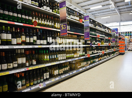 UK, Großbritannien. Flaschen Wein für den Verkauf auf Tesco-Supermarkt-Regale in der Getränke-Abteilung Stockfoto