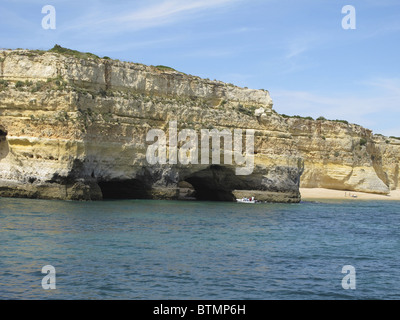 Eine Kreuzfahrt entlang der Küste der Westalgarve von Albufeira wo gibt es einige der besten Strände der Welt Stockfoto