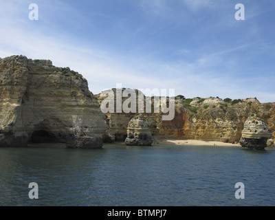 Eine Kreuzfahrt entlang der Küste der Westalgarve von Albufeira wo gibt es einige der besten Strände der Welt Stockfoto