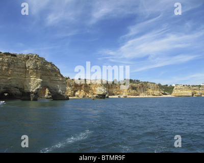 Eine Kreuzfahrt entlang der Küste der Westalgarve von Albufeira wo gibt es einige der besten Strände der Welt Stockfoto