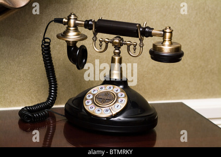 Schwarze alte altmodische Antik Retro-Tischtelefon Stockfoto