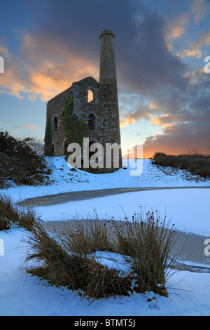 Das Cornish Maschinenhaus auf United Down ist bei Sonnenuntergang nach einem schweren Schneefall erfasst. Stockfoto