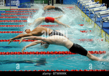 Schwimmer zu Beginn eines Rennens Rücken Stockfoto