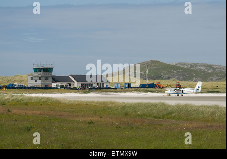 Eine Twin Otter Flugzeuge auf die kleine Muschel-Strand von Barra Airstrip, äußeren Hebriden, Western Isles, Schottland.  SCO 6602 Stockfoto