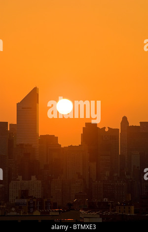 Skyline von Midtown Manhattan mit dem Citicorp-Center, bei Sonnenuntergang, New York City. Stockfoto