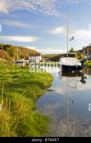 Boote auf dem Fluss bei Gweek bei Flut Stockfoto