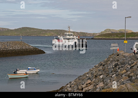 Die MV Loch Alainn verlassen die Ardmor terminal für die Überfahrt auf Eriskay, Hebriden, Schottland. SCO 6606 Stockfoto