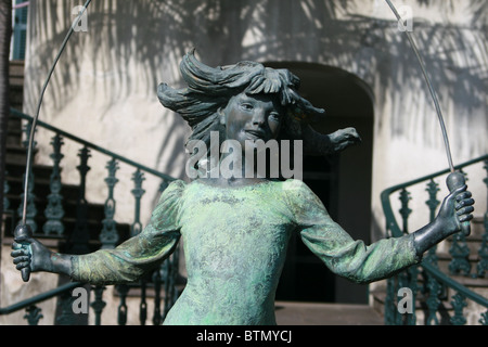 Die Statue eines Mädchens überspringen von James Butler, 1987, bronze, in Monte Palace Tropical Gardens, die Insel Madeira Stockfoto