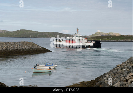 Die MV Loch Alainn verlassen die Ardmor terminal für die Überfahrt auf Eriskay, Hebriden, Schottland.  SCO 6612 Stockfoto