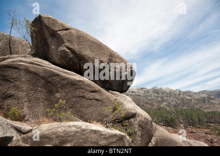 Rock auf Serra Gerês in Portugal, das aussieht wie ein Droiden aus Star Wars Filmen. Stockfoto