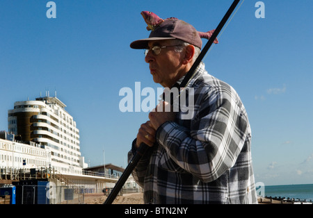 Ältere männliche uk Rentner Hobby einen Glücksbringer Angeln Hut. St Leonards auf Meer East Sussex. UK HOMER SYKES Stockfoto