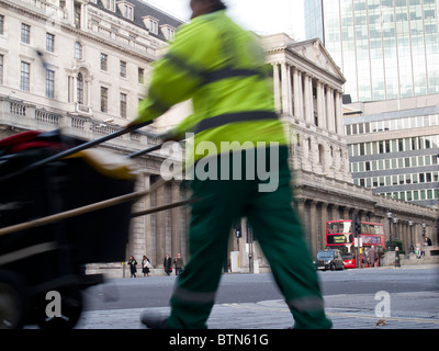 Straße in der Londoner City - außerhalb der Bank of England - Reiniger verschwommen Bewegung Stockfoto