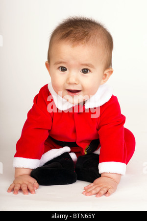 6 Monate alten Jungen in seinem Weihnachts-Outfit Stockfoto