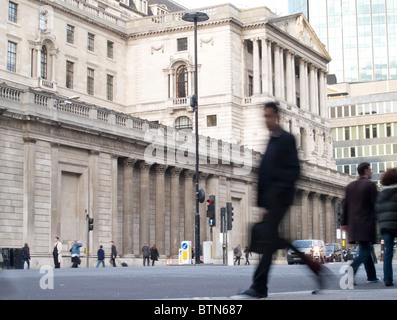Bewegungsunschärfe Menschen außerhalb der Bank of England, City of London Stockfoto