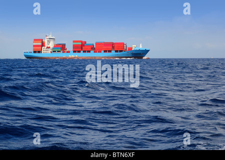 See Fracht Handelsschiff im blauen Ozean voller Behälter Segeln Stockfoto