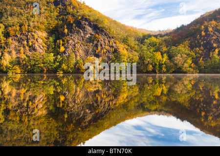 Reflexion über den Fluss im Herbst bei Sonnenaufgang Stockfoto