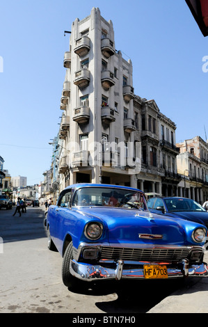 Amerikanische Oldtimer in Havanna Straße geparkt. Stockfoto