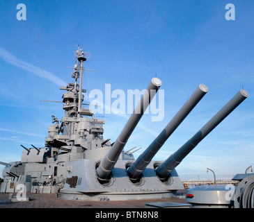 Hauptgeschütze, USS Alabama Weltkrieg Schlachtschiff, Tensas Fluss, Mobile, Alabama, USA Stockfoto