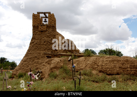 Verlassenen Pueblo Friedhof und Kirchenglocke Stockfoto