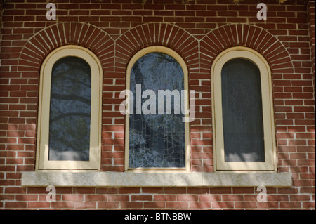 Drei Kirchenfenster in einer Mauer Stockfoto