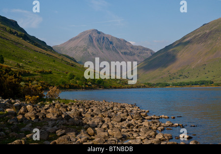 Großen Giebel steht an der Spitze der Wast Wasser, Englands tiefste See in the western Lake District. Stockfoto