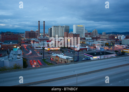 Die Innenstadt von Spokane Washington in der Abenddämmerung Stockfoto