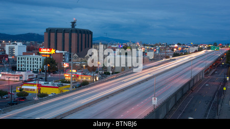 Die Innenstadt von Spokane Washington in der Abenddämmerung Stockfoto