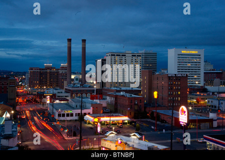 Die Innenstadt von Spokane Washington in der Abenddämmerung Stockfoto