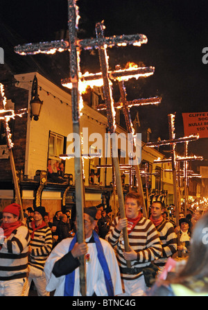 Tausenden erwies sich für die jährliche Bonfire Prozessionen durch die Stadt von Lewes in East Sussex Stockfoto