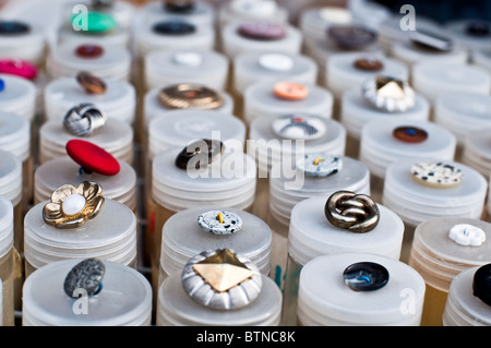 Schaltflächen zum Verkauf in Ridley Road Market in Dalston, Hackney, einem Viertel im Nordosten Londons. Stockfoto