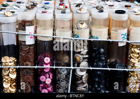 Schaltflächen zum Verkauf in Ridley Road Market in Dalston, Hackney, einem Viertel im Nordosten Londons. Stockfoto