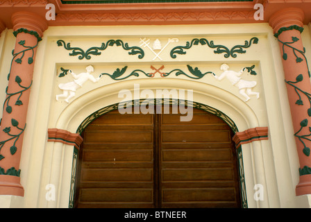 Eingang zum 17. Jahrhundert restaurierte Kirche Iglesia de San Matias in der Lenca indischen Dorf von La Campa, Lempira, Honduras Stockfoto