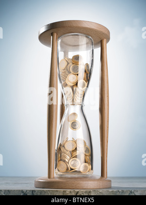 Eine Sanduhr gefüllt mit Euro-Münzen Stockfoto