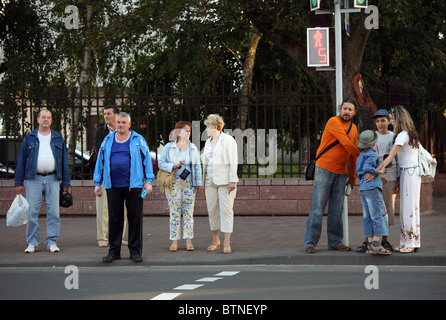 Menschen warten auf grünes Licht an der Ampel, Brest, Weißrussland Stockfoto