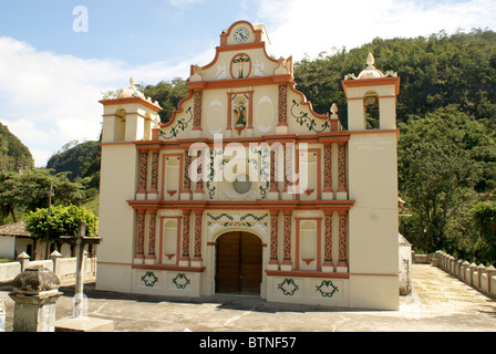 17. Jahrhundert restaurierte Kirche Iglesia de San Matias in der Lenca indischen Dorf von La Campa, Lempira, Honduras Stockfoto