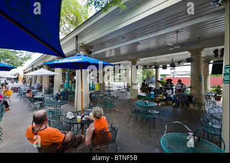 Live-Musik im Pavillon Cafe im französischen Markt Bezirk am frühen Abend, French Quarter, New Orleans, Louisiana, USA Stockfoto