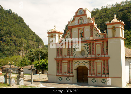 17. Jahrhundert restaurierte Kirche Iglesia de San Matias in der Lenca indischen Dorf von La Campa, Lempira, Honduras Stockfoto