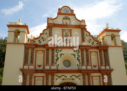 17. Jahrhundert restaurierte Kirche Iglesia de San Matias in der Lenca indischen Dorf von La Campa, Lempira, Honduras Stockfoto